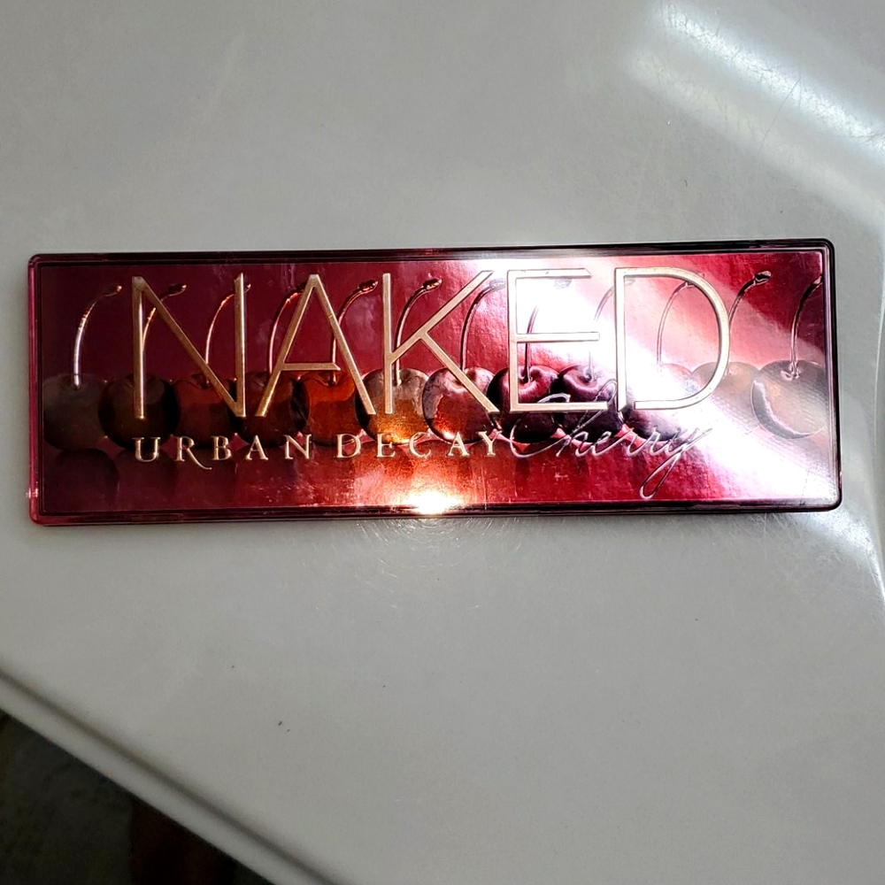 Urban Decay  Cherry eyeshadow Palette